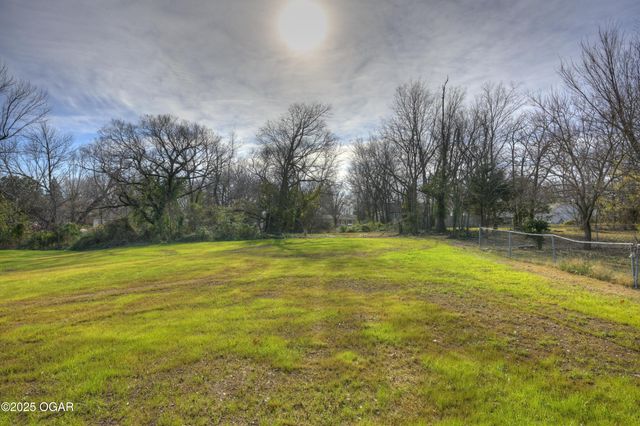 2632 E 4th Street, Joplin, MO 64801