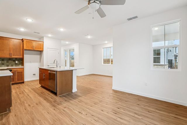 6443 Jacinto Ave, Sacramento, CA 95823