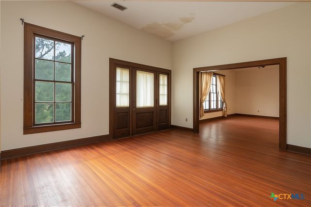 832 E Court Street, Seguin, TX 78155