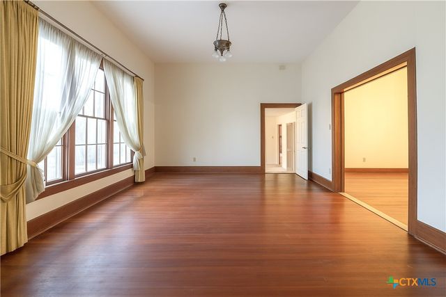 832 E Court Street, Seguin, TX 78155