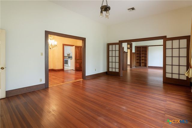 832 E Court Street, Seguin, TX 78155