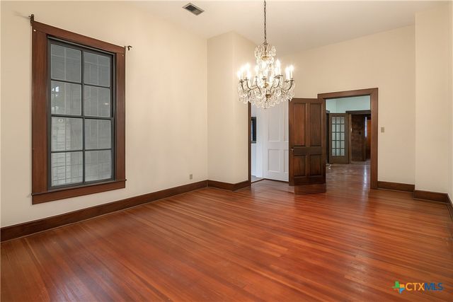 832 E Court Street, Seguin, TX 78155