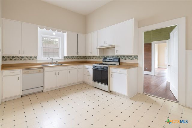 832 E Court Street, Seguin, TX 78155