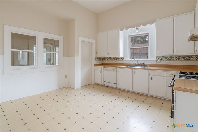 832 E Court Street, Seguin, TX 78155