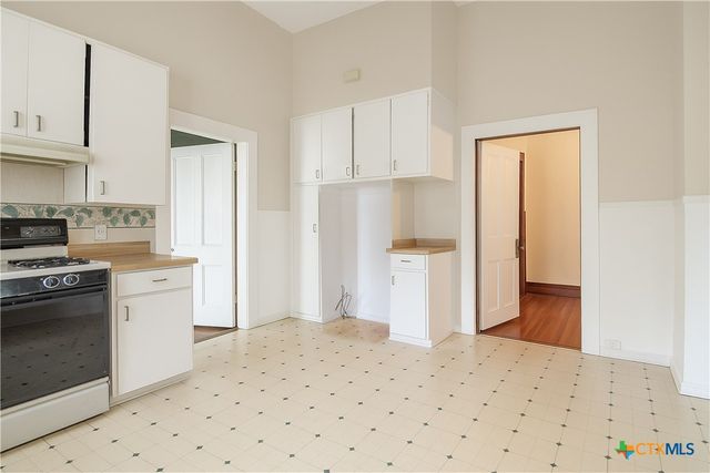 832 E Court Street, Seguin, TX 78155