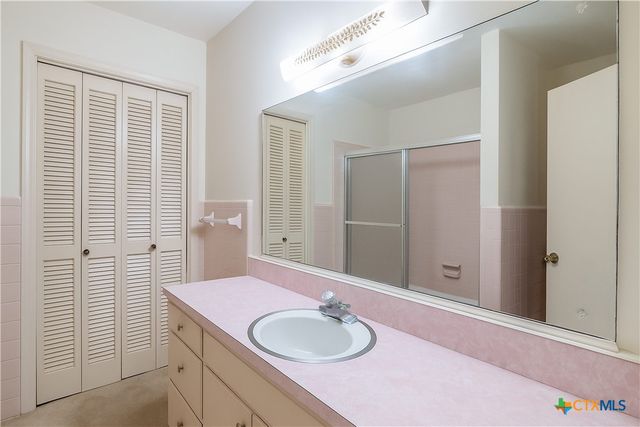 832 E Court Street, Seguin, TX 78155