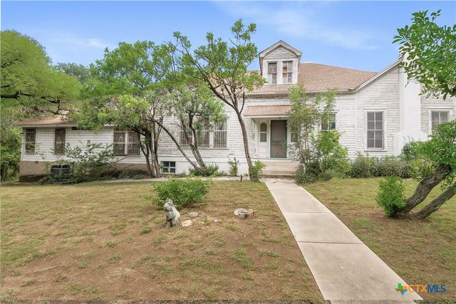 832 E Court Street, Seguin, TX 78155