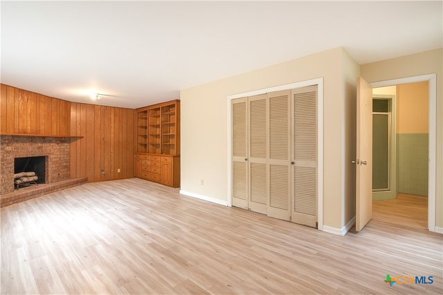 832 E Court Street, Seguin, TX 78155