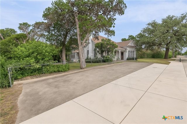 832 E Court Street, Seguin, TX 78155