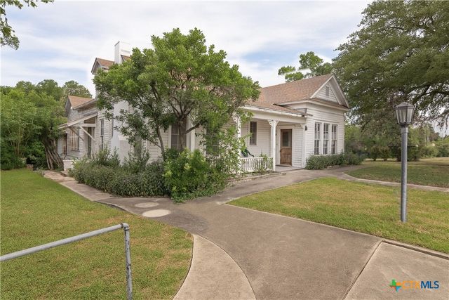 832 E Court Street, Seguin, TX 78155