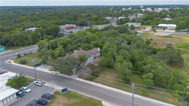 832 E Court Street, Seguin, TX 78155