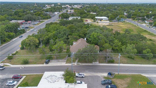 832 E Court Street, Seguin, TX 78155