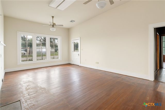 832 E Court Street, Seguin, TX 78155