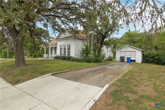 832 E Court Street, Seguin, TX 78155