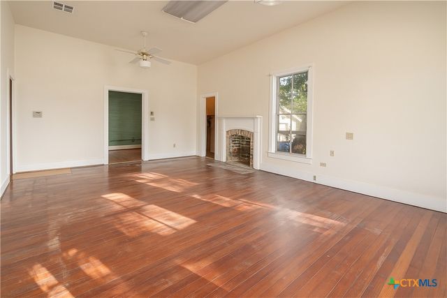 832 E Court Street, Seguin, TX 78155