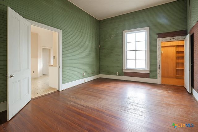 832 E Court Street, Seguin, TX 78155