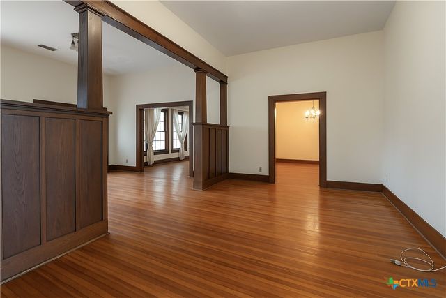 832 E Court Street, Seguin, TX 78155