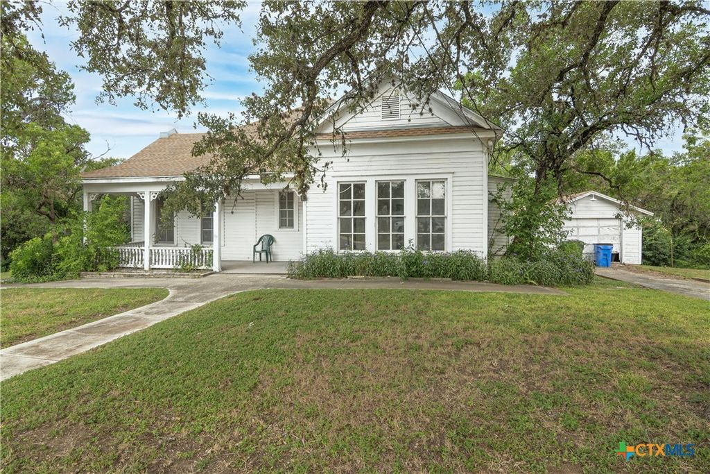 832 E Court Street, Seguin, TX 78155