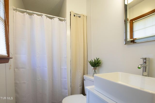 22234 Pinebrook Drive, Bristol, VA 24202