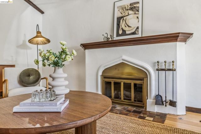 1901 Clemens Rd, Oakland, CA 94602