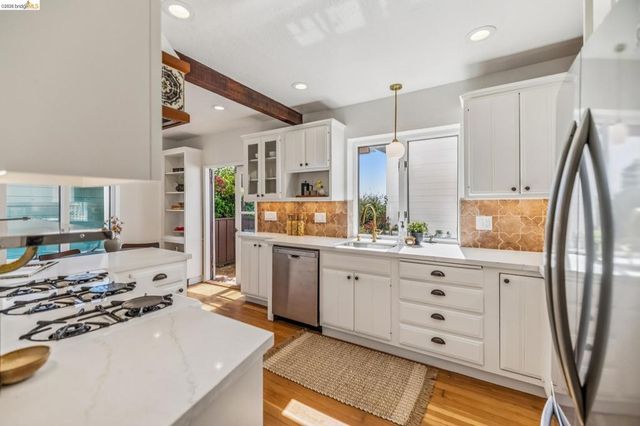1901 Clemens Rd, Oakland, CA 94602