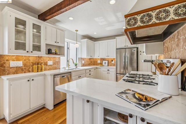 1901 Clemens Rd, Oakland, CA 94602