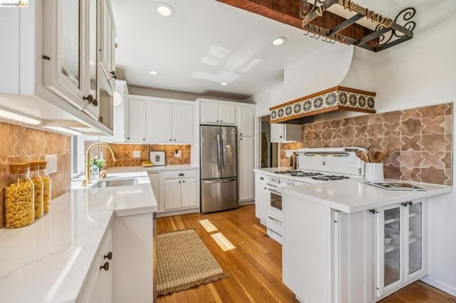 1901 Clemens Rd, Oakland, CA 94602