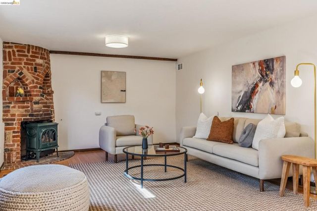 1901 Clemens Rd, Oakland, CA 94602