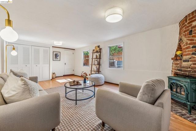 1901 Clemens Rd, Oakland, CA 94602