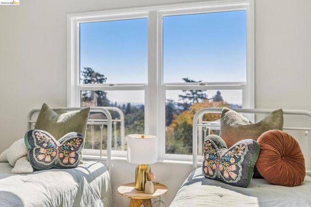 1901 Clemens Rd, Oakland, CA 94602