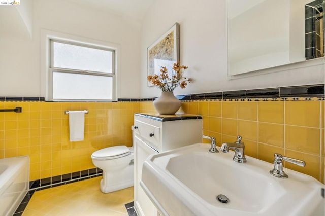 1901 Clemens Rd, Oakland, CA 94602