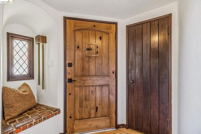 1901 Clemens Rd, Oakland, CA 94602