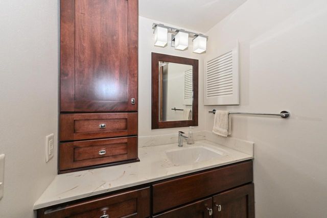 7921 S 68th STREET #207, Franklin, WI 53132