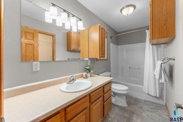 7608 W Loganberry St, Sioux Falls, SD 57106