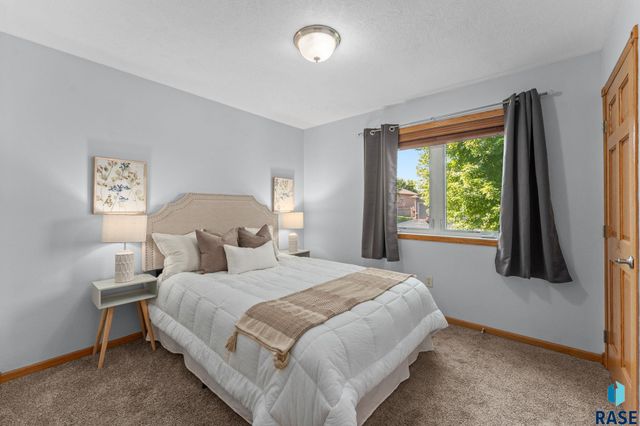 7608 W Loganberry St, Sioux Falls, SD 57106