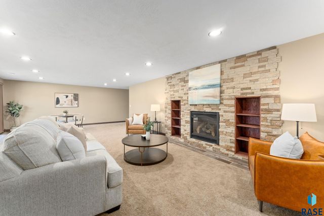 7608 W Loganberry St, Sioux Falls, SD 57106