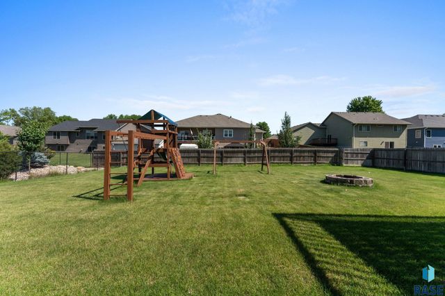 7608 W Loganberry St, Sioux Falls, SD 57106