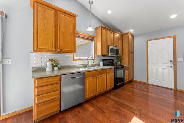 7608 W Loganberry St, Sioux Falls, SD 57106