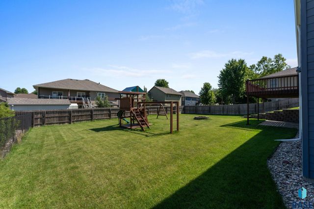7608 W Loganberry St, Sioux Falls, SD 57106