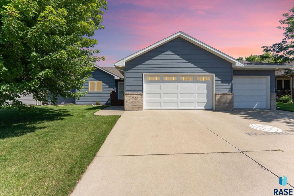 7608 W Loganberry St, Sioux Falls, SD 57106
