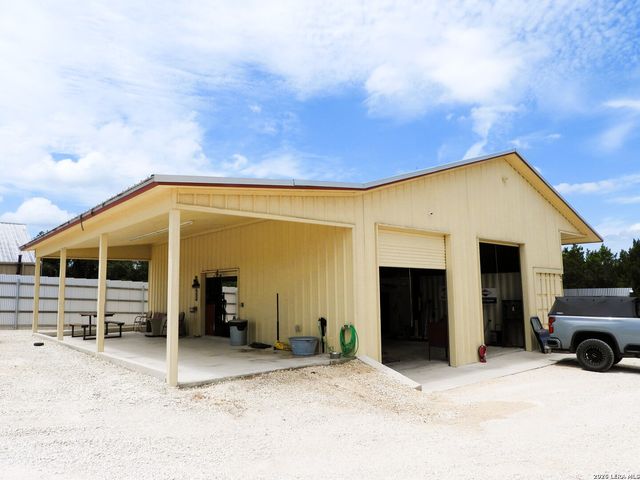 10766 PARK ROAD 37, Lakehills, TX 78063