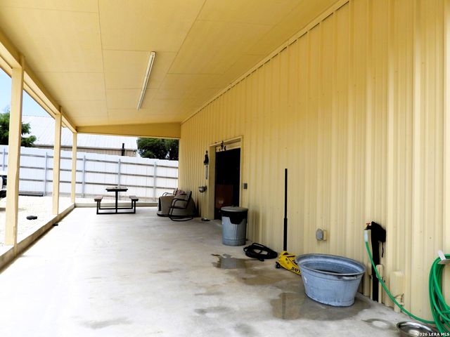 10766 PARK ROAD 37, Lakehills, TX 78063