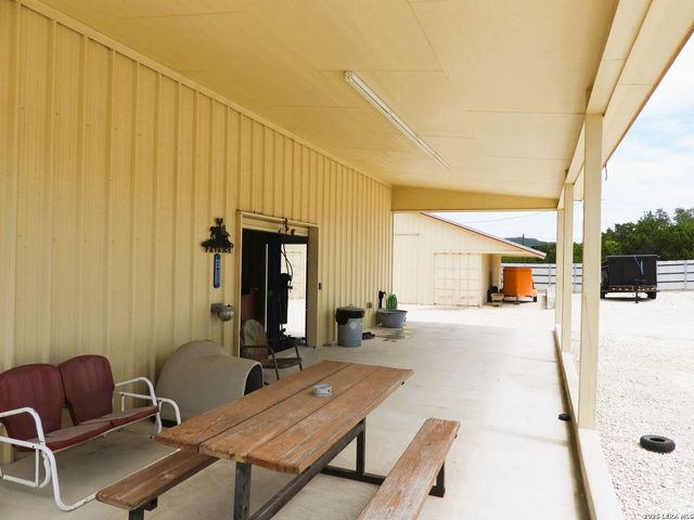10766 PARK ROAD 37, Lakehills, TX 78063