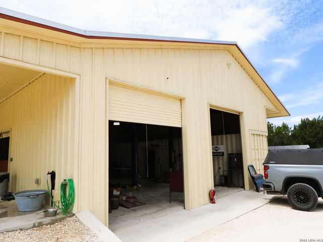 10766 PARK ROAD 37, Lakehills, TX 78063