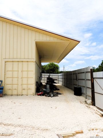10766 PARK ROAD 37, Lakehills, TX 78063