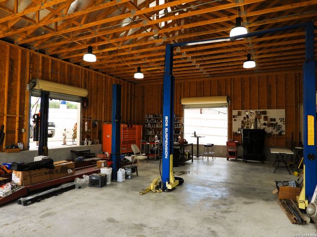 10766 PARK ROAD 37, Lakehills, TX 78063