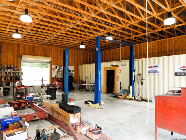 10766 PARK ROAD 37, Lakehills, TX 78063