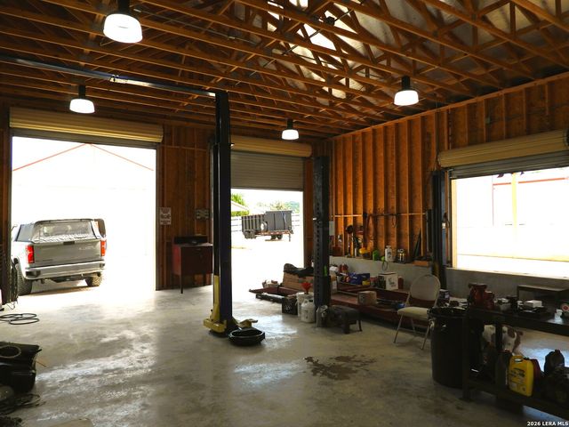 10766 PARK ROAD 37, Lakehills, TX 78063