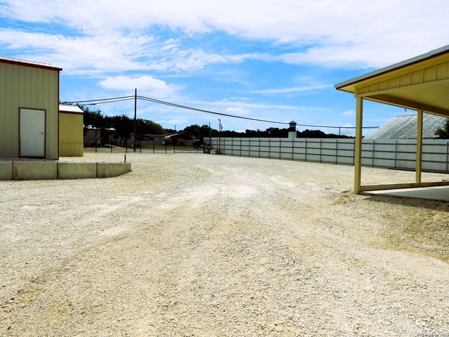 10766 PARK ROAD 37, Lakehills, TX 78063
