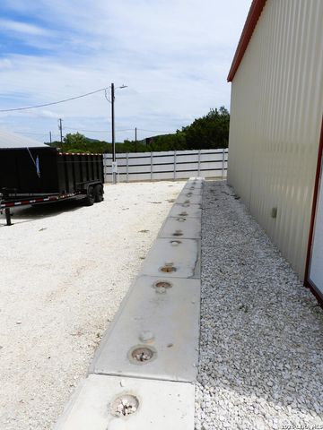 10766 PARK ROAD 37, Lakehills, TX 78063